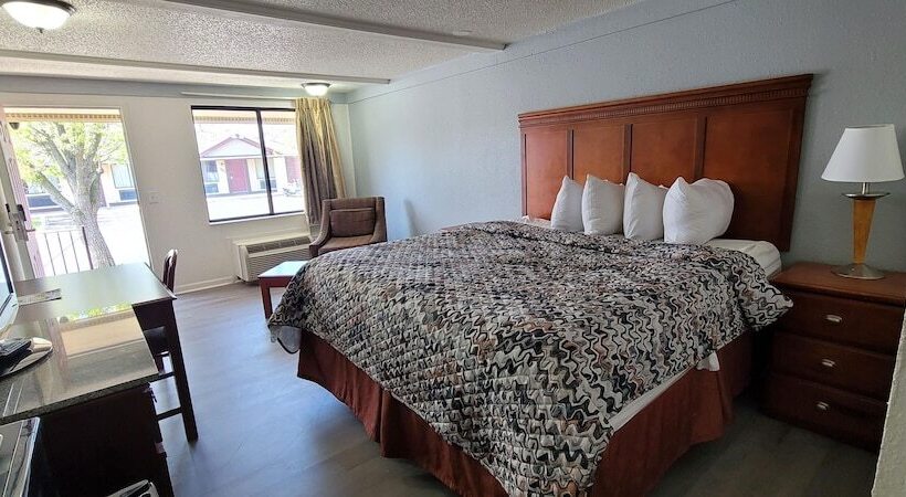 فندق على الطريق Rodeway Inn Auburn Hills   Detroit