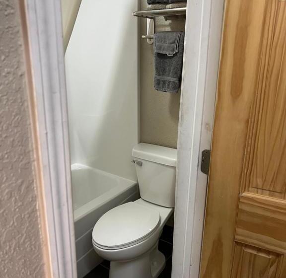 מוטל Westbridge Inn And Suites