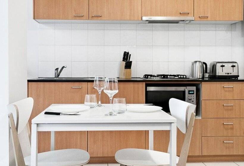 Lizzi, Melbourne Studio Apartment