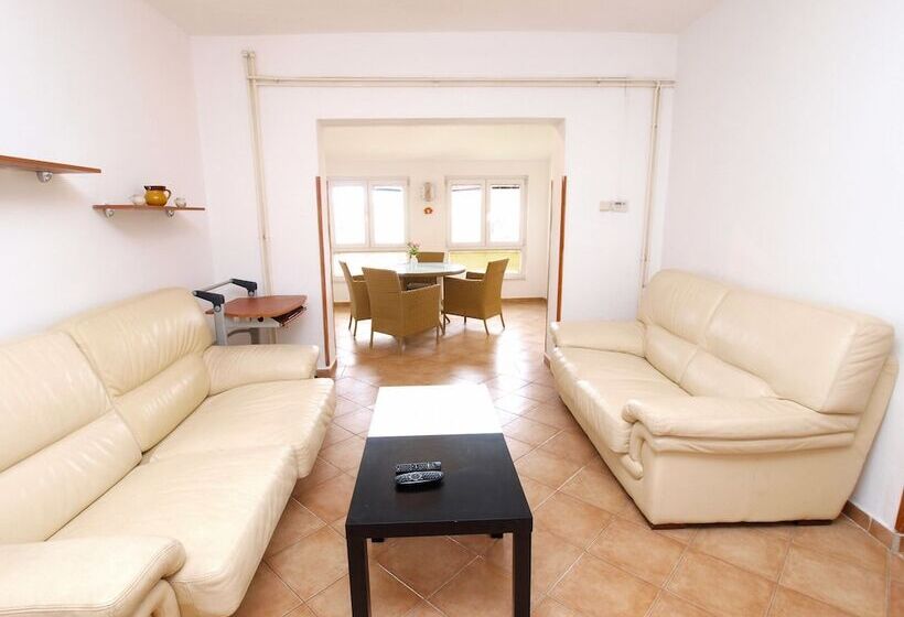 Apartment 1383
