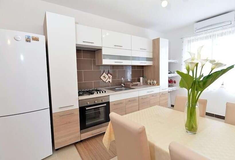 Apartment 640