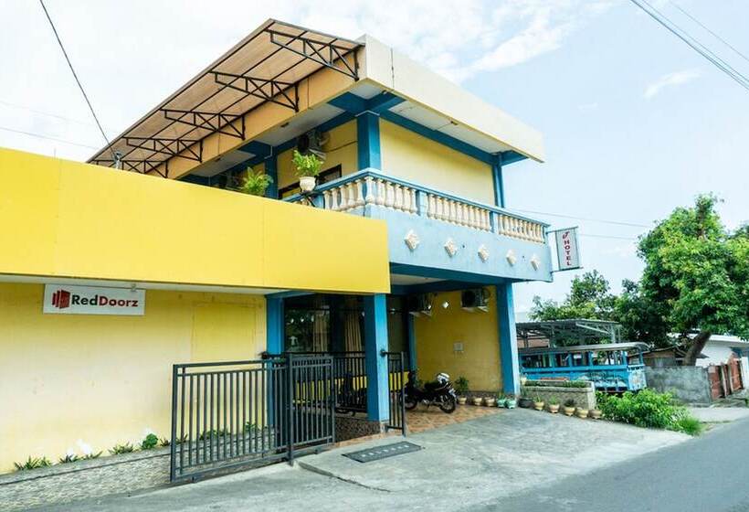 هتل Reddoorz Near H. Hasan Aroeboesman Airport