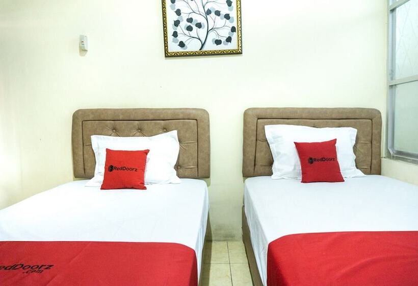 هتل Reddoorz Near H. Hasan Aroeboesman Airport