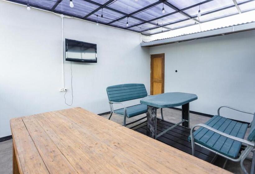 پانسیون Reddoorz Hostel @ Malang City Center 2