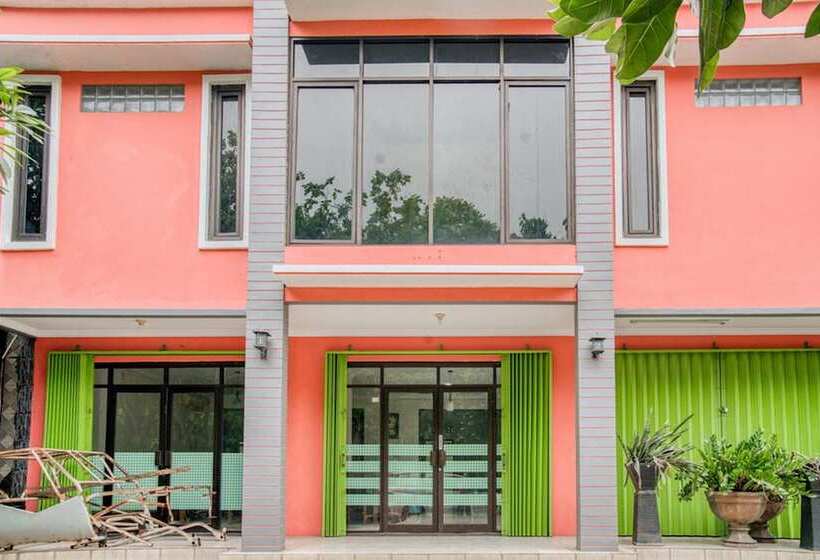 پانسیون Reddoorz Near Taman Mini Jakarta