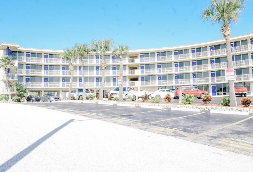 فندق Outrigger Beach Club Resort