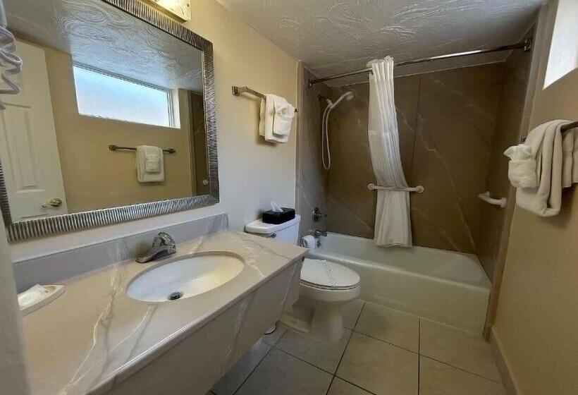 فندق Outrigger Beach Club Resort