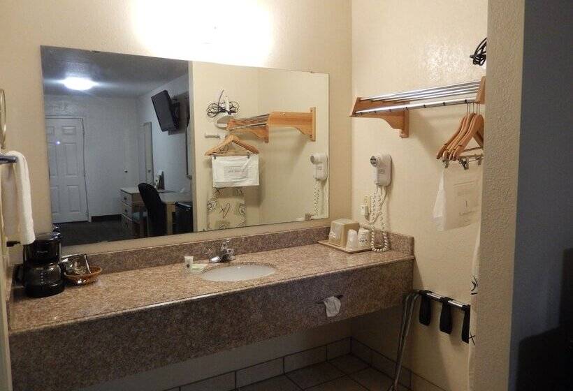 בית מלון כפרי Pearsall Executive Inn