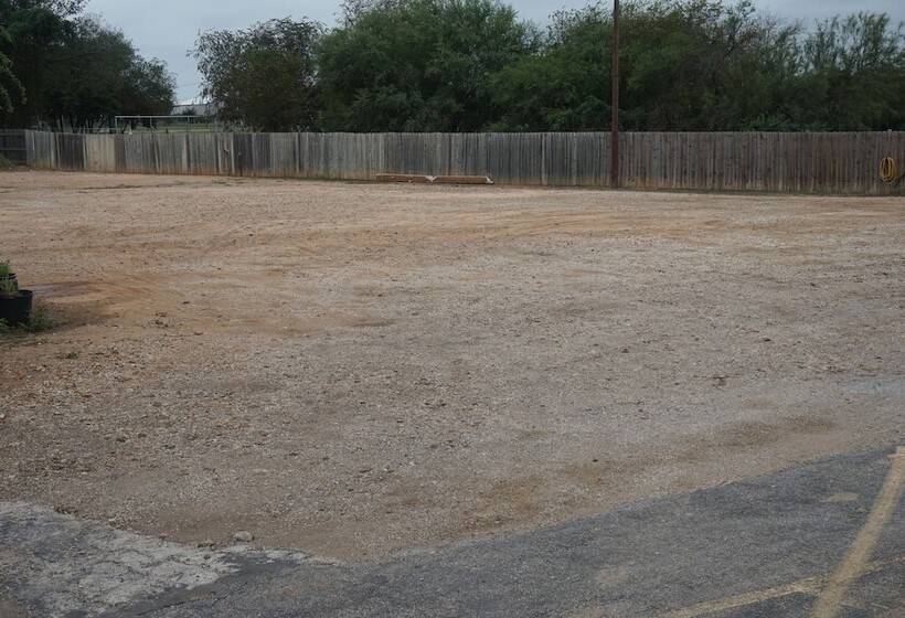 בית מלון כפרי Pearsall Executive Inn