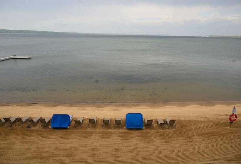 هتل Pointes North Beachfront Resort