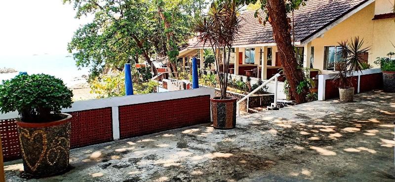 Отель Bunga Ayu Seaside Resort