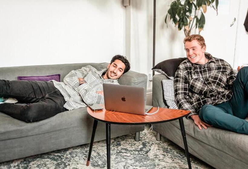 Urbany Hostel London 18 40 Years Old