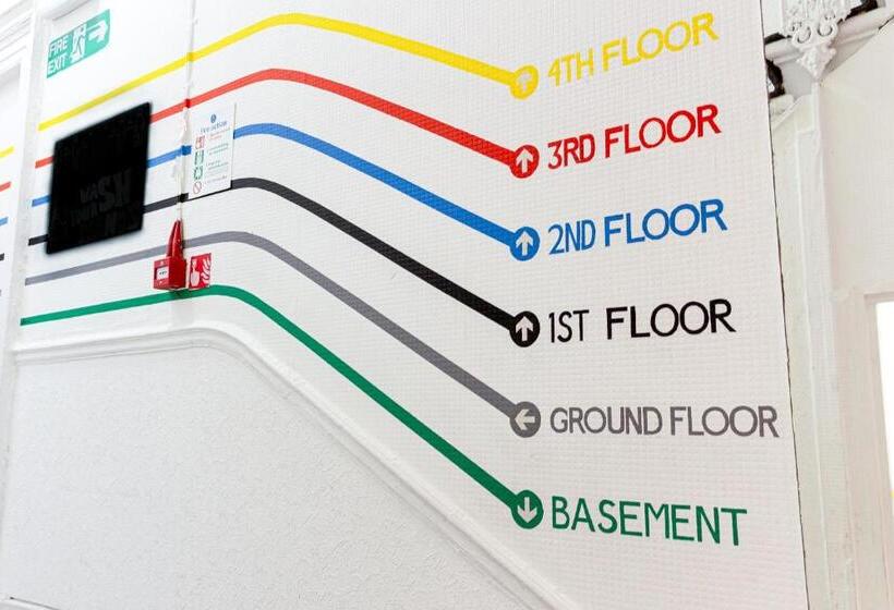 Urbany Hostel London 18 40 Years Old