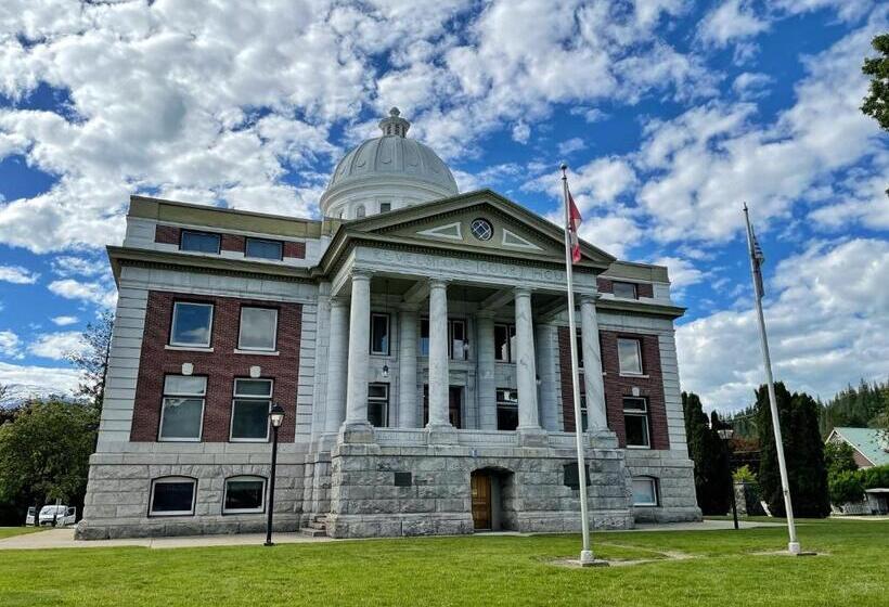 تختخواب و صبحانه Courthouse Inn Revelstoke