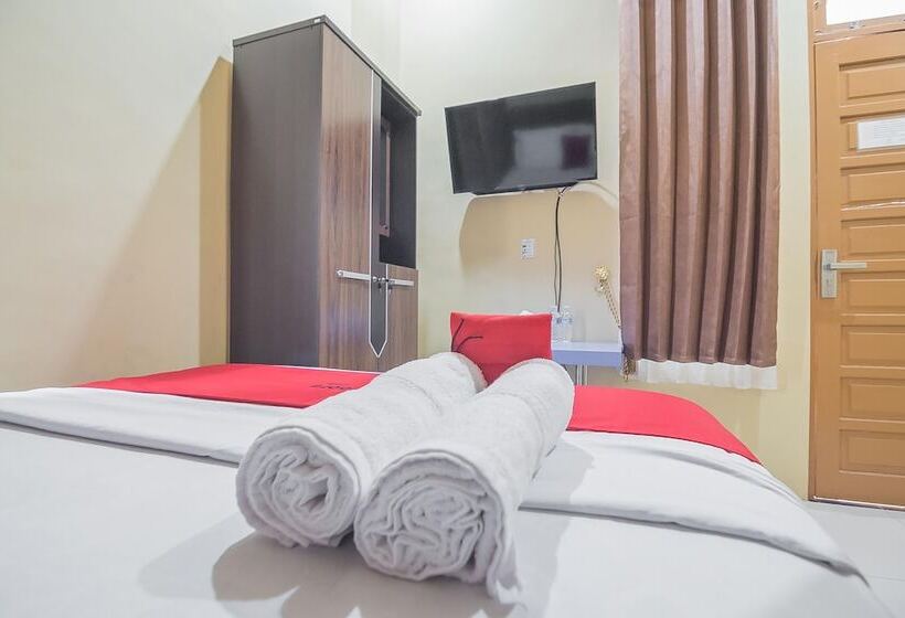 پانسیون Reddoorz Plus Near Syamsudin Noor Airport 3