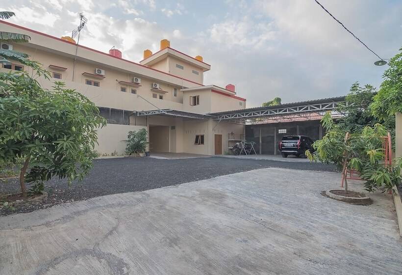 پانسیون Reddoorz Plus Near Syamsudin Noor Airport 3