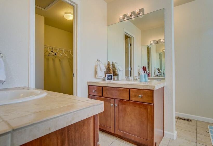Urban Practicality! 3 Beds, Patios & Dog Friendly