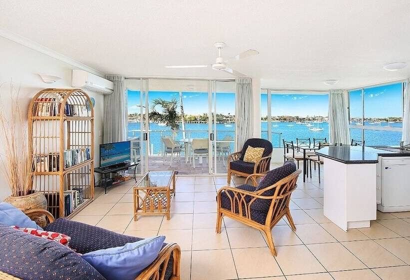 Amazing Waterfront Views Sunshine Coast H330
