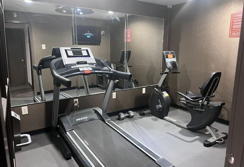 هتل Days Inn By Wyndham Fayetteville