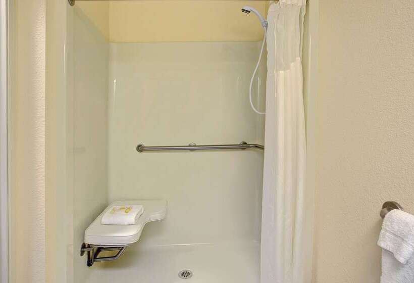 هتل Days Inn & Suites By Wyndham Hickory