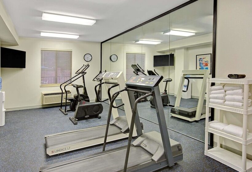 هتل Days Inn & Suites By Wyndham Hickory