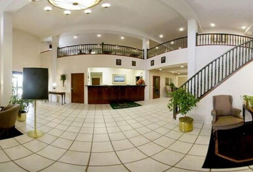 هتل Days Inn & Suites By Wyndham Hickory