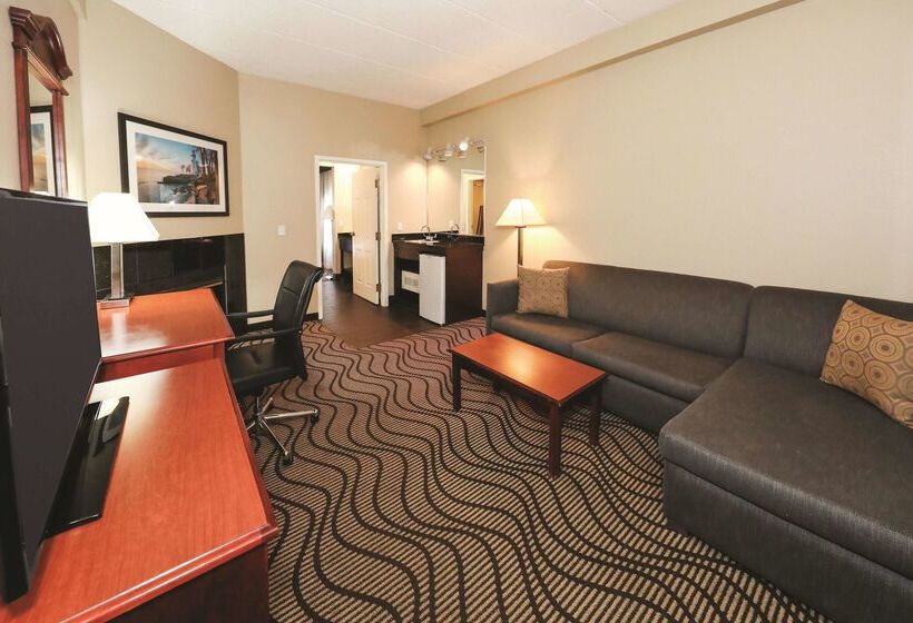 هتل La Quinta Inn By Wyndham Sandusky Near Cedar Point