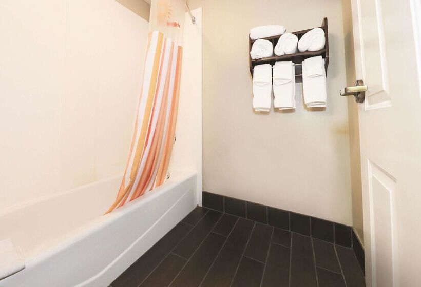 هتل La Quinta Inn By Wyndham Sandusky Near Cedar Point