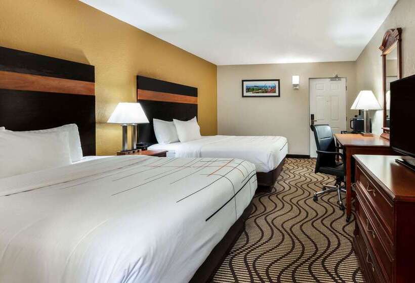 هتل La Quinta Inn By Wyndham Sandusky Near Cedar Point