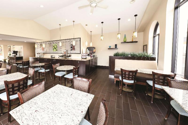 هتل La Quinta Inn By Wyndham Sandusky Near Cedar Point