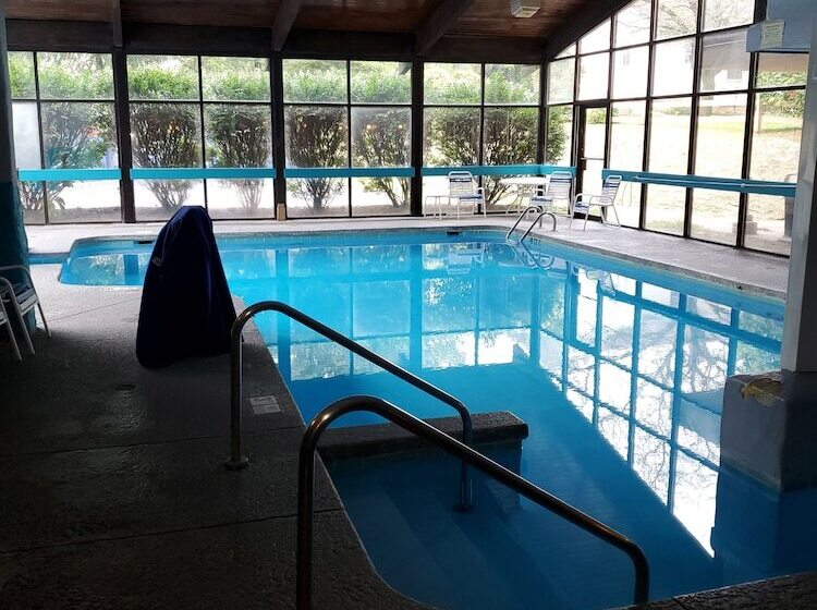 فندق Pine Lake Resort And Banquets