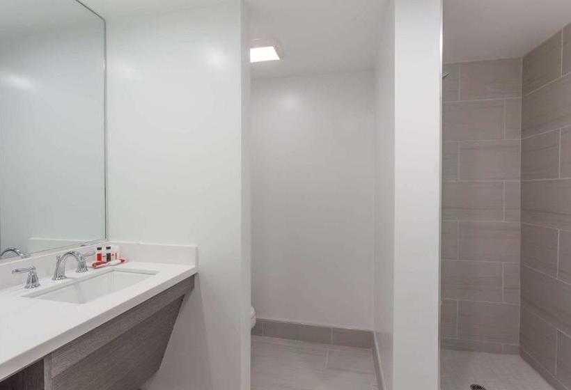 فندق Ramada By Wyndham San Diego North  & Conference Center
