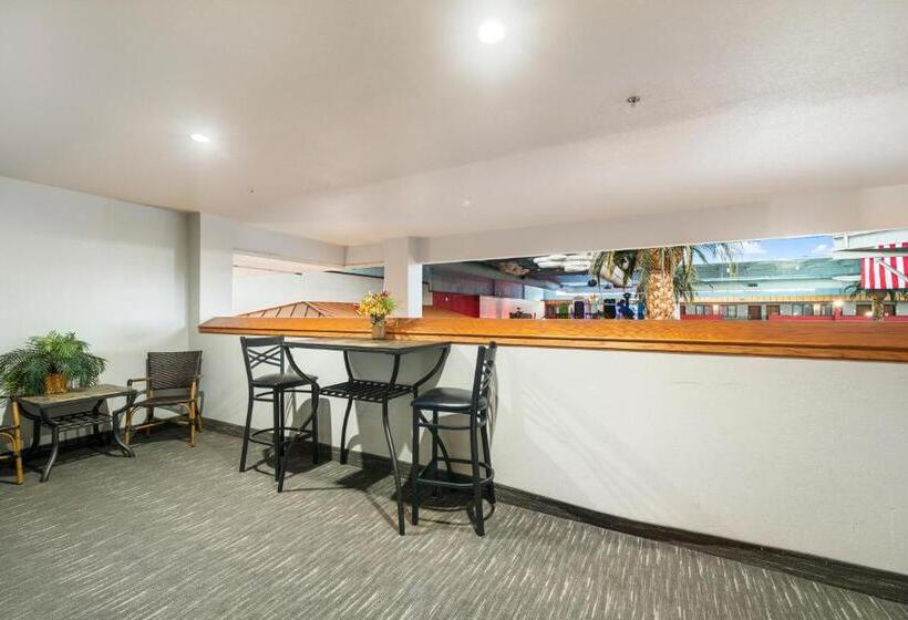 هتل Ramada By Wyndham Sioux Falls Airport Waterpark Resort & Event Center