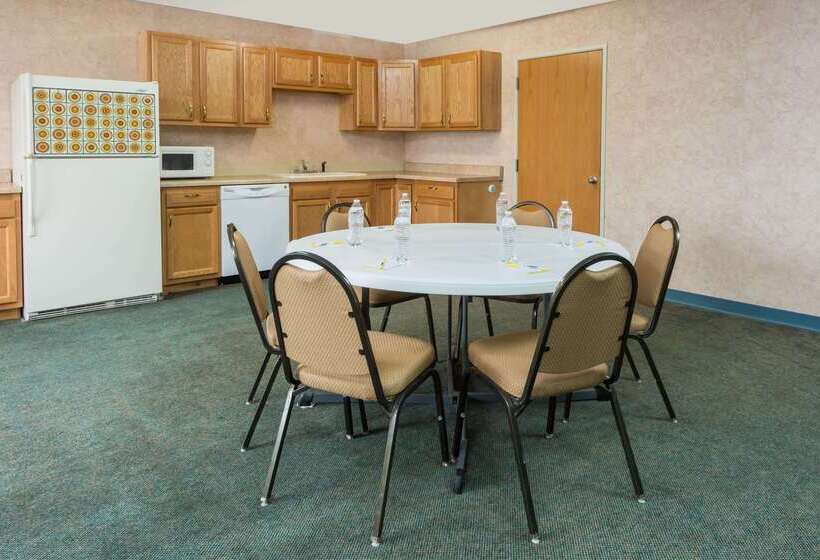 فندق Days Inn By Wyndham Osage Beach Lake Of The Ozarks
