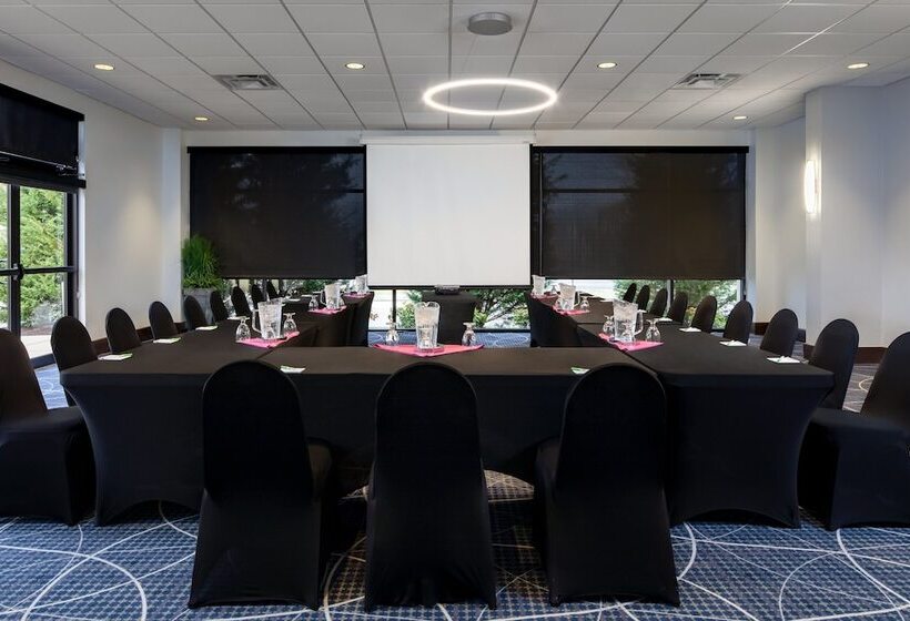هتل Holiday Inn And Suites Charleston West, An Ihg