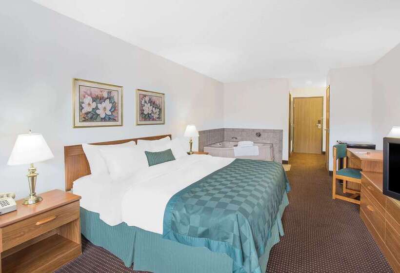 בית מלון כפרי Ramada By Wyndham Hancock Waterfront