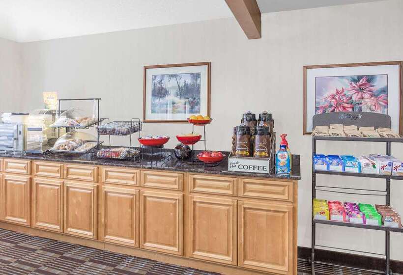 בית מלון כפרי Ramada By Wyndham Hancock Waterfront