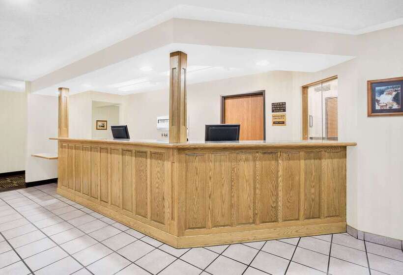 בית מלון כפרי Ramada By Wyndham Hancock Waterfront