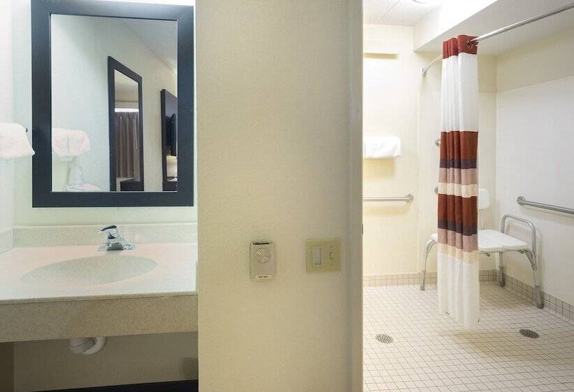 هتل Red Roof Inn Plus+ Wilmington   Newark