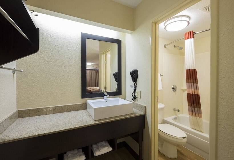 هتل Red Roof Inn Plus+ Wilmington   Newark