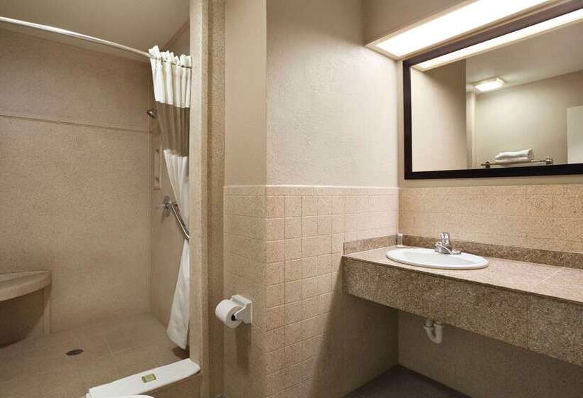 בית מלון כפרי Super 8 By Wyndham Mcallen Downtown Airport La Plaza Mall