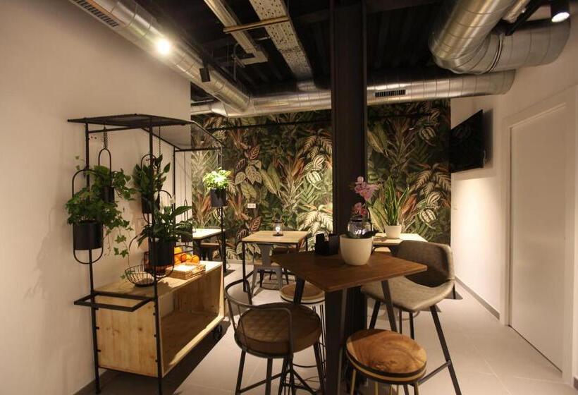 Az The Botanic Hostel