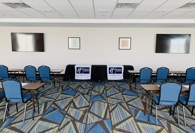 בית מלון כפרי Holiday Inn Express & Suites Chicago   Hoffman Estates, An Ihg