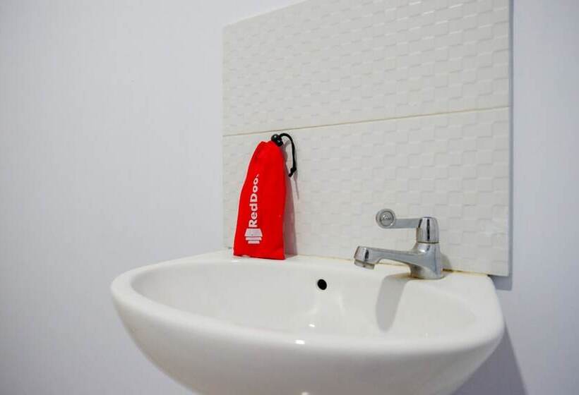 Reddoorz @ Hotel Bravo Pantai Kamali Bau Bau