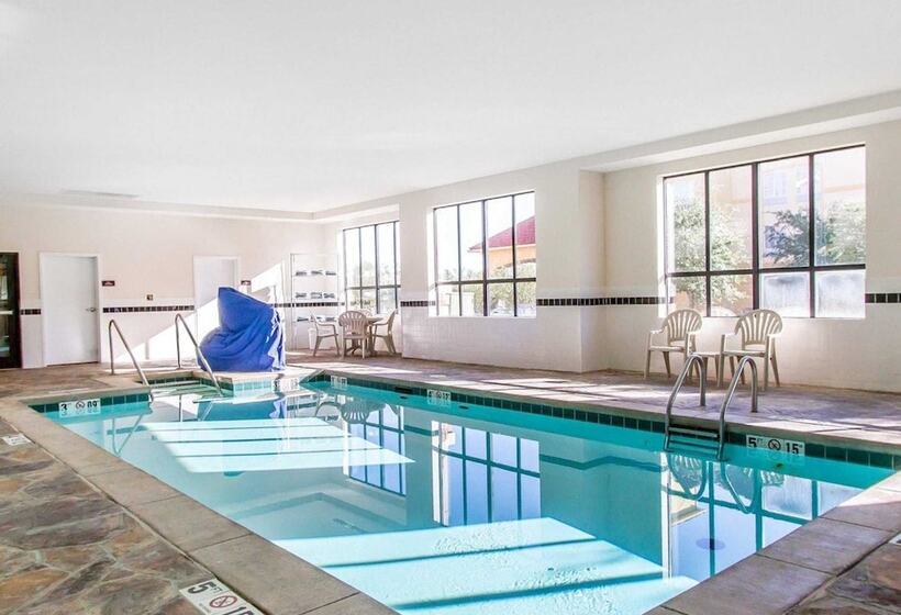 호텔 Comfort Inn & Suites Shawnee North Near I40