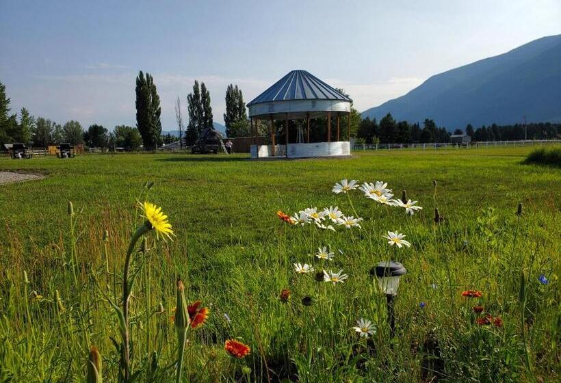مُتل Glacier Acres Guest Ranch