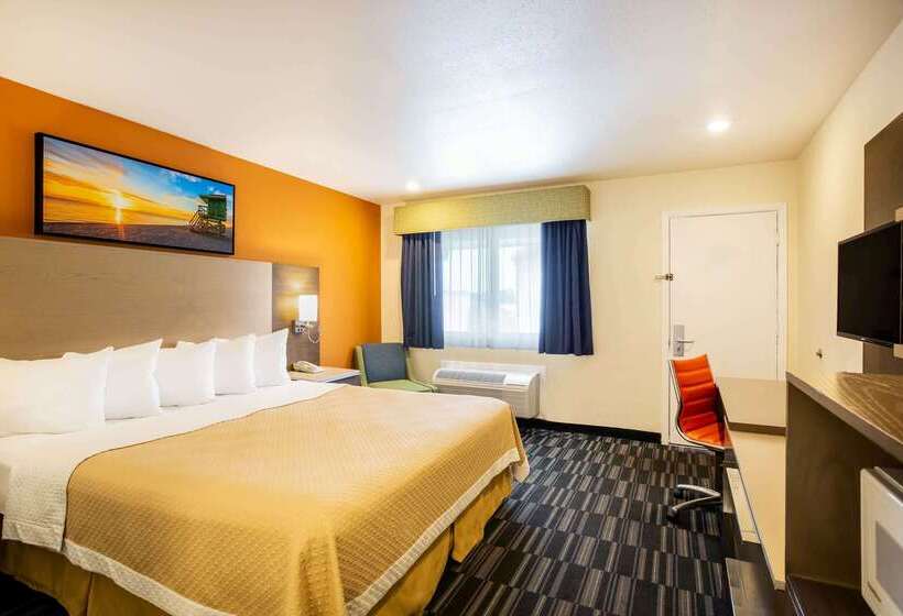 هتل Days Inn By Wyndham Monterey Downtown