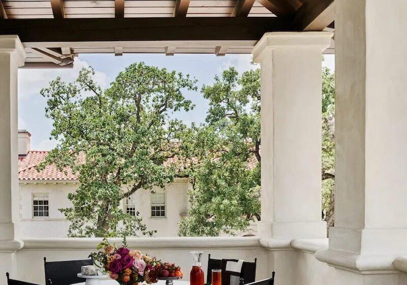 هتل Commodore Perry Estate, Auberge Resorts Collection