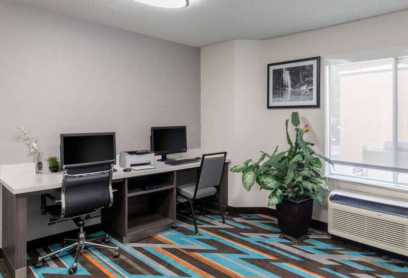 هتل Clarion Inn & Suites Dfw North