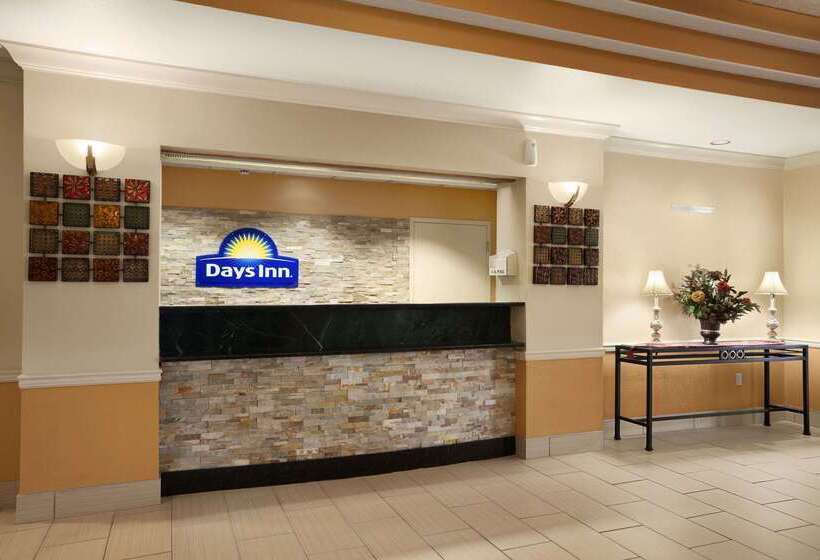 هتل Days Inn & Suites By Wyndham Cedar Rapids